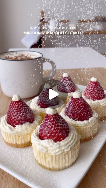 Christmas Cheesecake, Mini Cheesecake Recipes, Cheesecake Mini, Low Calorie Desserts, Free Keto Recipes, Mini Cheesecakes, Idee Pasto Sano, Keto Dessert, Cheesecake Recipes