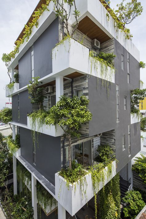 Plant Facade Architecture, Green Balcony, Gardens Of Babylon, Green Facade, Garden Suite, Luxury Garden, Green Architecture, Facade Architecture, Sustainable Architecture