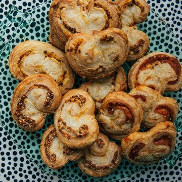 Pastry Dough Appetizers, Savory Palmiers, One Bite Appetizers, Rosemary Recipes, Cheese Puff Pastry, Puff Pastry Dough, French Cheese, Kitchen Smells, Frozen Puff Pastry