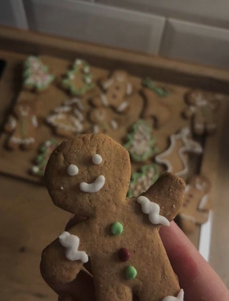 Aesthetic Gingerbread, Man Baking, Snow And Christmas, Tea Christmas, Dinner Gifts, Happy Christmas Day, Good Movie, Ginger Bread Cookies Recipe, Favourite Season