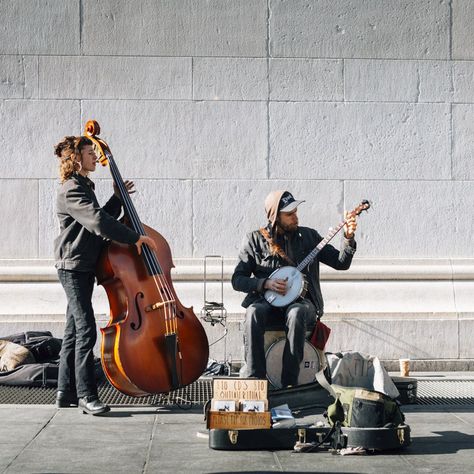 Street Artists in MAnhattan / Photo by Pavel Bendov Persona Moodboard, Street Performer, Street Musicians, Street Performers, Street Musician, Sunset Blvd, Figure Reference, Street Performance, Background Ideas