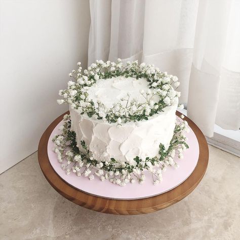 This beloved baby breath cake into a smash cake 😍 Birthday Cake With Baby Breath Flowers, Cake With Baby Breath Flowers, Wedding Cake Baby Breath, Baby’s Breath Cake, Vintage Baby Shower Cake, Raffaello Chocolate, Gender Cake, White Flower Cake, Dessert Display Wedding