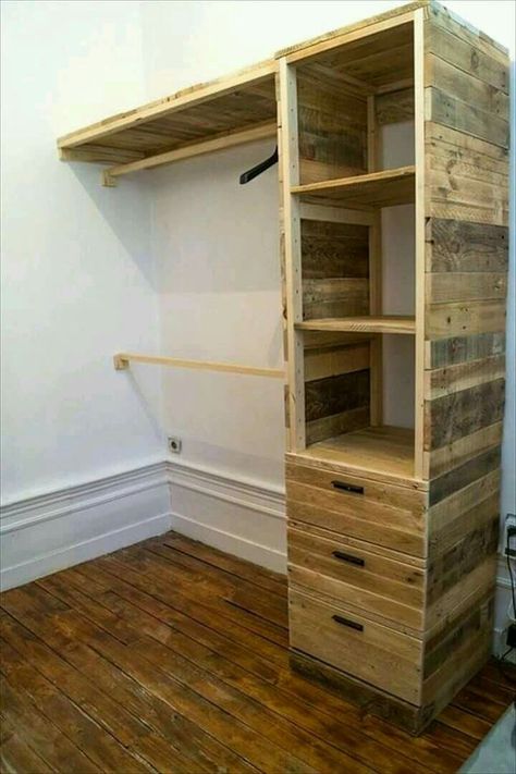 Pallet Closet, Corner Closet, Partition Walls, Cabinets Doors, Pallet Projects Furniture, Wooden Pallet Projects, Pallet Crafts, Diy Closet, Wood Pallet Projects