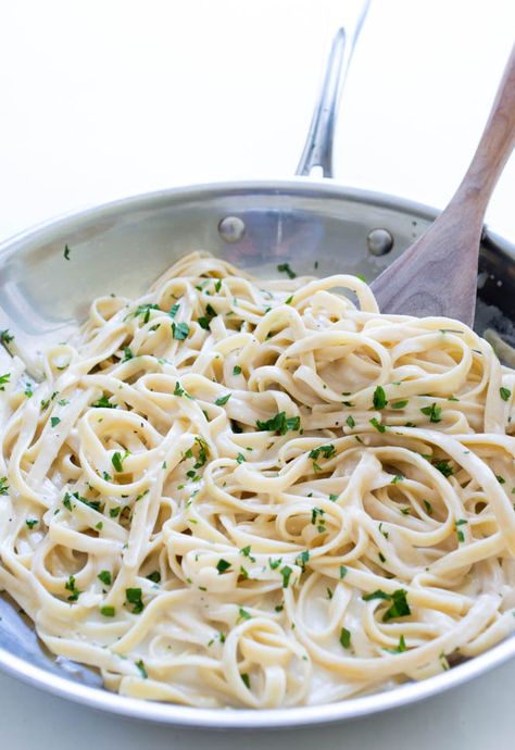 Rich and Creamy Skinny Fettuccine Alfredo. Under 500 calories a serving! Made with low fat milk and low sodium chicken broth. Tastes just like the original! Low Calorie Pasta Recipes, Fetuchini Alfredo, Healthy Fettuccine Alfredo, Low Calorie Pasta, Fettucini Alfredo, Entertaining Dishes, Cauliflower Alfredo Sauce, Pasta Calories, Chef Savvy