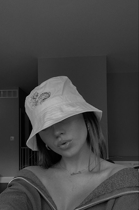 Small Shower Insert, Bucket Hat Selfie, Self Care Shower Routine, Self Care Shower, Hat Selfie, Feed Insta, Routine Tips, Girls Mirror, Shower Skin Care