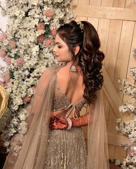 Bridal Hairstyles On Lehenga, Sangeeth Hairstyle Women, Hairstyles For Sangeet Function, Hairstyles For Mehndi Function, Lengha Hairstyles, Reception Hairstyles Indian, Function Hairstyles, Long Hair With Braids, Elegant Messy Bun