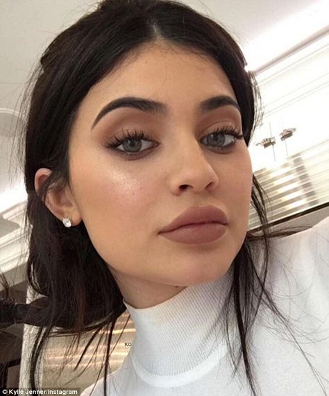 Contacts? Kylie's eyes seemed to be a blue colour, different to her normal brown shade Sister Video, Maquillage Kylie Jenner, Looks Kylie Jenner, Kylie Makeup, Estilo Kylie Jenner, Jenner Makeup, Makeup Pengantin, Kim K Style, Kylie Jenner Makeup