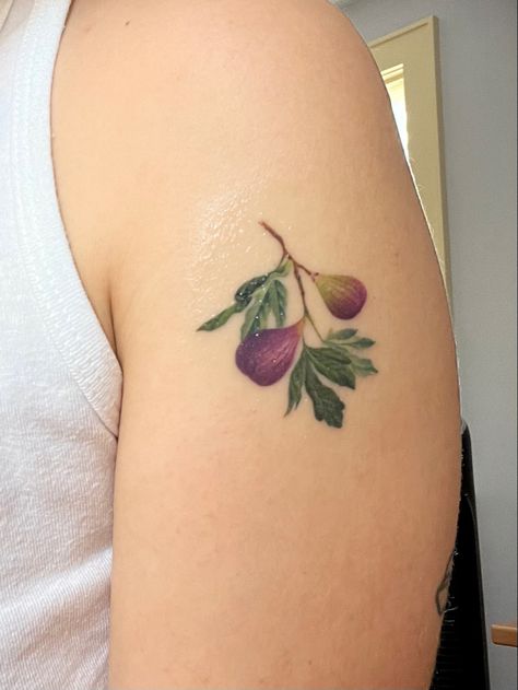 color fig tattoo, hyperrealism, korean tattoos Fig Tattoo, Tattoos That Mean Something, Cousin Tattoos, Tattoo Realism, Korean Tattoos, Red Ink Tattoos, Hyperrealism, Little Tattoos, Skin Art