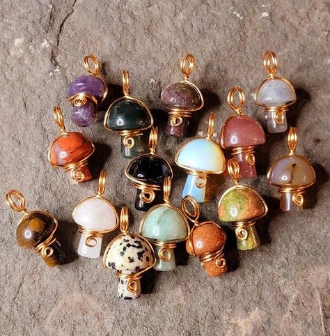 Mushroom Notes Aesthetic, Mushroom Stone Wire Wrap, Mushroom Clothes Aesthetic, Crystals Jewelry Aesthetic, Wire Wrapped Mushroom, Mushroom Crystal Necklace, Mushroom Necklaces, Mushroom Things, Goblincore Jewelry