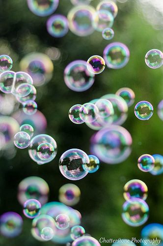 Colorful Bubbles - summer at it's finest. Bubbles Photography, Bubble Drawing, Colorful Bubbles, Bubble Painting, Bubbles Wallpaper, Tattoos Animals, Blowing Bubbles, Bubble Art, My Queen