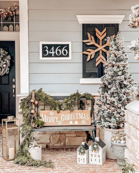 23 Outdoor Holiday Decorations Ideas Boho Christmas Decor, Potted Christmas Trees, Holiday Planter, Christmas Planters, Chic Holiday, Christmas Porch Decor, Outdoor Holidays, Christmas Wonderland, Outdoor Holiday Decor