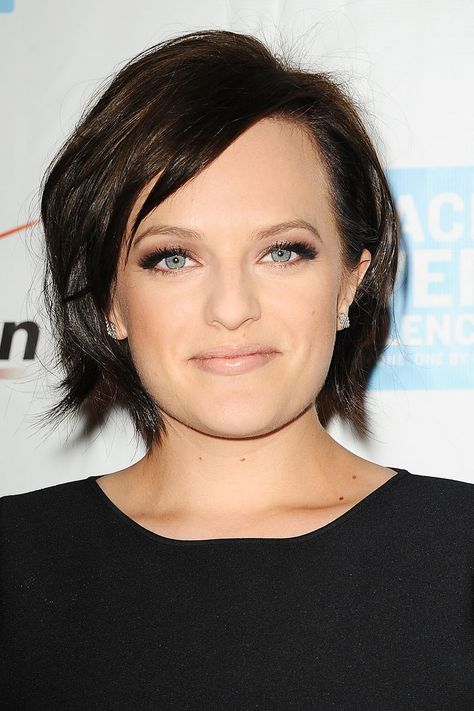 Moss Hair, Elizabeth Moss, Celebrity Short Hair, Short Layered Bob Hairstyles, Layered Short, Elisabeth Moss, Good Hair Day, Round Faces, Trendy Short Hair Styles