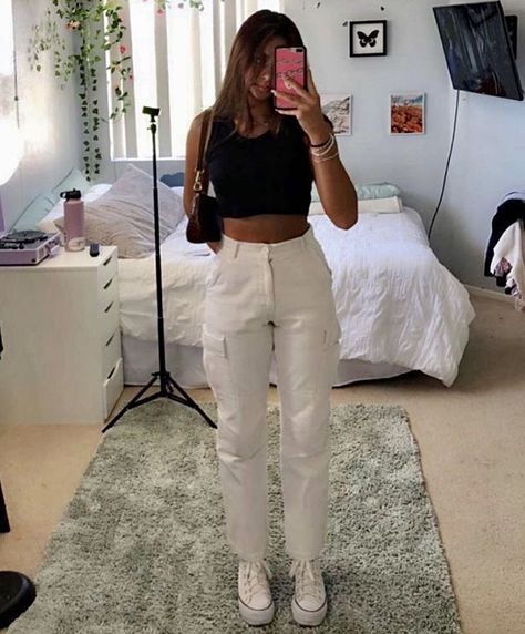 Outfits With Shoulder Purse, Converse Off White Outfit, Fits With White Platform Converse, Outfit Ideas With White Platform Converse, Trendy Black And White Outfits, Outfit Inspo White Converse, Platform Converse Outfit White, White Converse Outfit Platform, Outfits For Platform Converse