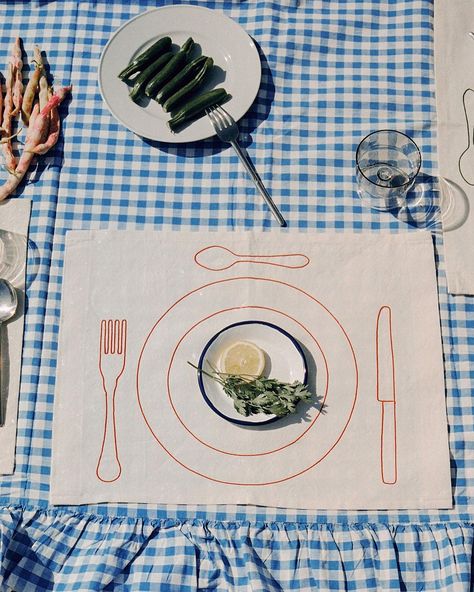 Œuvres sensibles, Sarah Espeute (@sarahespeute) • Instagram photos and videos Green Photo, Less Is More, Placemats, Embroidery, Photo And Video, Instagram Photos, Instagram Photo, Green, Red