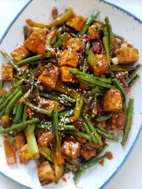 Green Beans And Tofu, Tofu Green Beans, Stir Fry Easy, Stir Fry Greens, Green Beans Mushrooms, Vegan Stir Fry, Easy Green Beans, Seitan Recipes, Vegetarian Mains