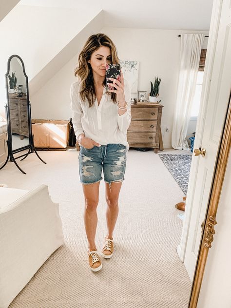 How to Style Bermuda Shorts - Lauren McBride How To Style Bermuda Shorts, Style Bermuda Shorts, Casual Shorts Outfit, Bermuda Shorts Outfit, Lauren Mcbride, Distressed Bermuda Shorts, Bermuda Shorts Women, Outfits Dressy, Summer Shorts Outfits