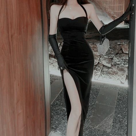 Dress With Gloves Classy, Black Dress With Gloves, Black Dress Aesthetic, Fancy Black Dress, Gloves Dress, Backless Cocktail Dress, Dress With Gloves, Black Dresses Classy, Prom Dress Inspiration