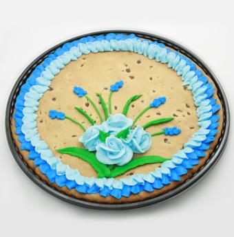 Cake Ideas Buttercream, Giant Cookie Cake, Mothers Day Cake Ideas, Message Cookies, Cookie Cake Decorations, Cookie Cake Designs, Giant Chocolate Chip Cookie, Chocolate Chip Cookie Cake, Cookie Cake Birthday