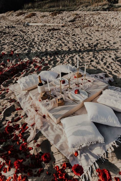 Marriage Proposal Ideas Beach, Prosal Ideas Engagement, Proposal Ideas Picnic, Beach Proposal Setup, Traditional Charcuterie Board, Intimate Proposal Ideas, Vintage Proposal, Proposal Ideas Beach, Beach Props