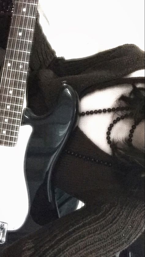 Punk Rock Guitar, Chicas Punk Rock, Goth Fits, Goth Core, Guitar Obsession, Punk Pins, Rock Guitar, Grunge Girl, Estilo Punk