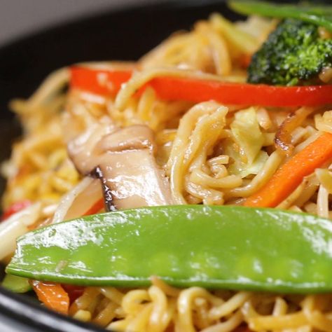 Veggie-Packed Chow Mein Shrimp Chow Mein, Recipe Noodles, Chicken Lo Mein Recipe, Chicken Lo Mein, Chow Mein Recipe, Lo Mein Recipes, Eating Fresh, Chinese Vegetables, Asian Foods