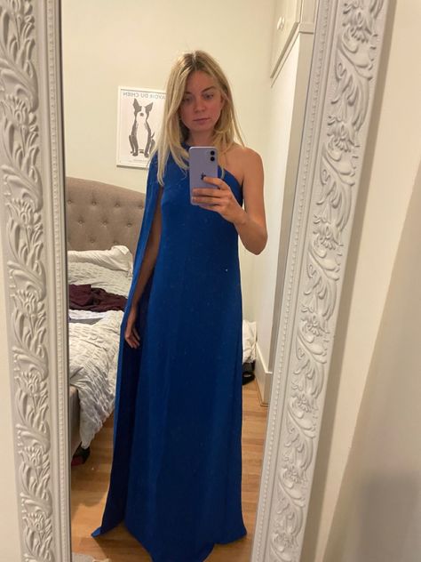 Woman wearing blue dress gown Cobalt Blue Dress Outfit, Cobalt Blue Outfit, Blue Dress Outfits, Como Wedding, Cobalt Blue Dress, Blue Gown, Blue Outfit, Maxi Gowns, All Eyes