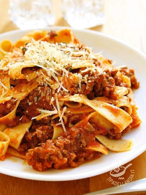 Pappardelle con salsiccia e funghi: ecco un primo piatto veramente da buongustai che amano i sapori semplici della tavola. Imperdibile e indimenticabile! Beef Bolognese, Sausage Ragu, Pork Ragu, Ragu Recipe, Pappardelle Pasta, Bolognese Sauce, Pasta Fresca, Noodle Recipes, Italian Dishes