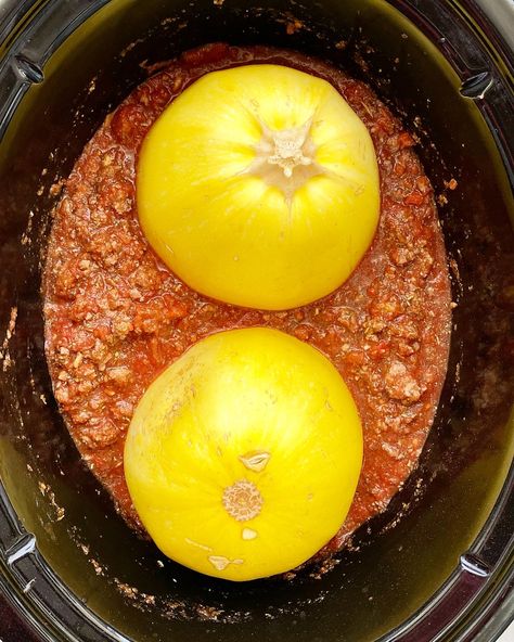 Slow Cooker Spaghetti Squash & Meat Sauce - Fit Slow Cooker Queen Spaghetti Squash Crock Pot Recipes, Spaghetti Squash Casseroles, Spaghetti Squash In Crock Pot, Crockpot Squash Recipes, Spaghetti Squash Recipes In Crockpot, Best Slow Cooker Recipes Healthy, Crockpot Spaghetti Squash Recipes, Spaghetti Squash Crockpot Recipes, Spaghetti Squash Recipes Slow Cooker