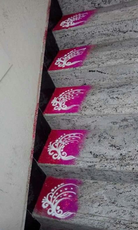 Rangoli Designs For Door Steps, Alpona Design For Stairs, Rangoli Designs For Stairs, Steps Rangoli Designs, Stairs Rangoli Designs, Diwali Rangoli For Stairs, Doorstep Rangoli Border, Rangoli Painting, Sanskar Bharti Rangoli Designs