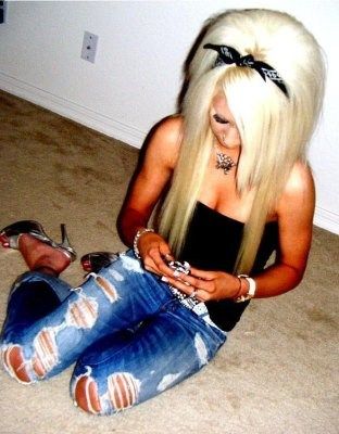 If I could ever pull off bleach blonde I would. I love this color. Mc Bling, 2000s Hair, Mcbling Fashion, Emo Scene Hair, Scene Girl, Teased Hair, Ashlee Simpson, Trashy Y2k, Scene Girls