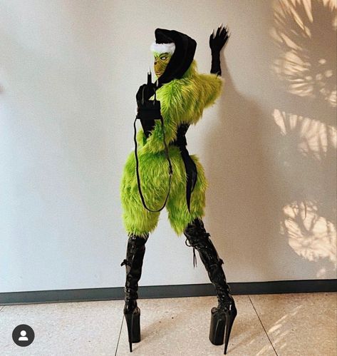 Funny Christmas Costumes, Grinch Costumes, Crazy Funny Pictures, Goofy Pictures, Fantasias Halloween, Very Funny Pictures, Funny Profile Pictures, Funny Halloween Costumes, Christmas Costumes