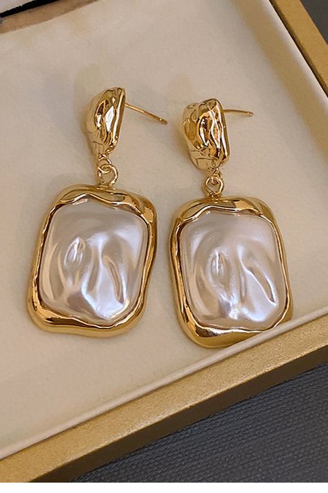 Update your look with these modern Oyster Drop Earrings. Featuring a unique square shape and pearl detail, these earrings are sure to turn heads. They make a statement while remaining subtle and stylish. Gold And Pearl Statement Earrings, Vintage Gold Pearl Earrings, Old Money Earrings, Luxury Gold Statement Pearl Earrings, Luxury Elegant Pearl Earrings In Brass, Minimalist Accessories Jewellery, Luxury Gold Baroque Pearl Earrings, 80s Jewelry, Preppy Jewelry