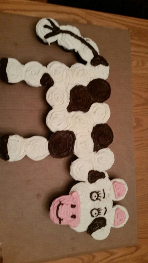 Cow cupcake cake made for my grandson bday . Took 25 cupcakes Cow Cupcake Cake, Cow Cupcakes, Cow Cake, Cow Birthday Parties, Pull Apart Cupcake Cake, Cow Cakes, Pull Apart Cake, Barnyard Birthday Party, Best Cakes