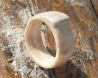 Deer Antler Ring. Men's style band Antler Ring Men, Beaver Drawing, Deer Horn Jewelry, Carving Bone, Antler Rings, Bullet Casing Jewelry, Deer Antler Crafts, Deer Antler Jewelry, Antler Ideas