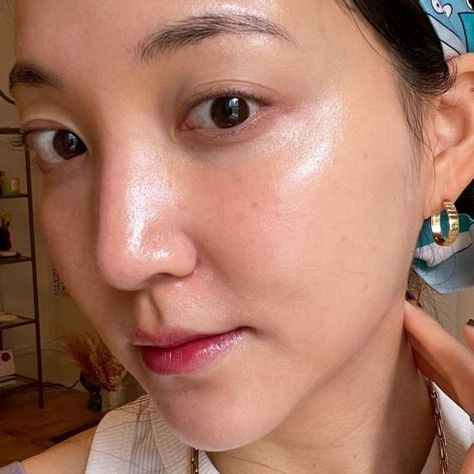 First, there was glass skin: the glowing, luminescent skincare trend that originated in South Korea. Next came dolphin skin – almost indecipherable from glass skin besides the fact that it uses make-up to affect a firm, glossy texture. Now, there’s jello skin... Jello Skin, Dolphin Skin, Go Viral On Tiktok, Viral On Tiktok, Firm Skin, Southeast Asian, Glass Skin, Skin Firming, Korean Skincare