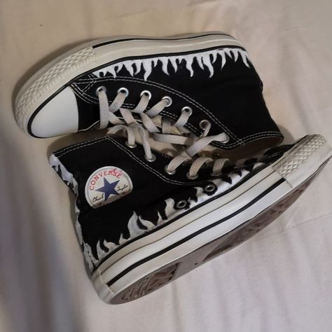 Bleached Converse Design, Bleach Shoes Ideas, Converse Designs Diy, Converse Designs Ideas, Fancy Converse, Bleached Converse, Converse Painting, Converse Ideas, Alt Shoes