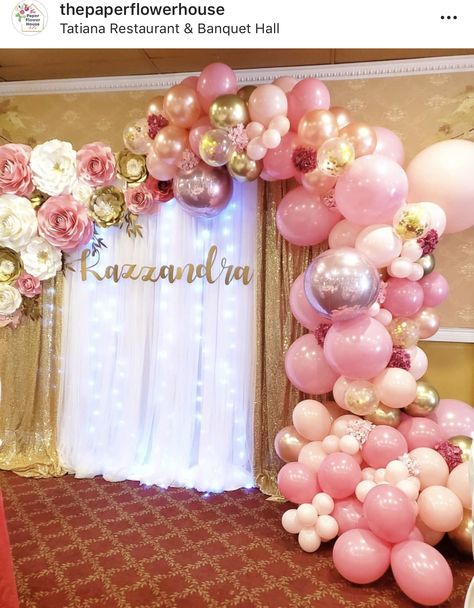 Backdrop Ideas With Balloons, Quince Backdrop, Quince Backdrop Ideas, Rose Wall Backdrop, Ideas With Balloons, Prom Balloons, Sweet 15 Party Ideas, Flower Backdrop Wedding, Wedding Hall Decorations