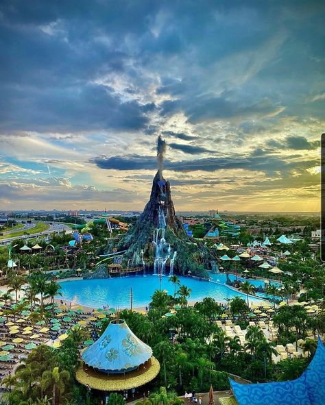 Universal's Volcano bay 🌋 Volcano Bay Universal, Volcano Bay Orlando, Water Rides, Volcano Bay, Florida Holiday, Orlando Theme Parks, Orlando Travel, Bay Photo, Disney Rides