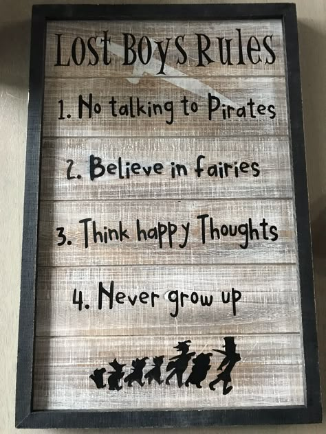 DIY Lost Boys Rules Sign  https://craftedtogethertx.com/blog/2018-11-18/diy-lost-boys-rules-sign Peter Pan Room Ideas, Peter Pan Diy Crafts, Peter Pan Nursery Ideas, Peter Pan Room Decor, Peter Pan Decorations, Peter Pan Nursery Boy, Peter Pan Room, Peter Pan Nursery Decor, Peter Pan Mobile