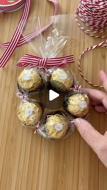 Candy Cups Ideas Christmas Gifts, Chocolate Bags Gift, Toblerone Gifts, Lindor Chocolate Wreaths, Christmas Candy Wreaths, Christmas Crafts Fair Ideas, Candy Wreath Diy How To Make, Candy Christmas Wreaths Diy, Lindt Chocolate Gift Ideas Diy