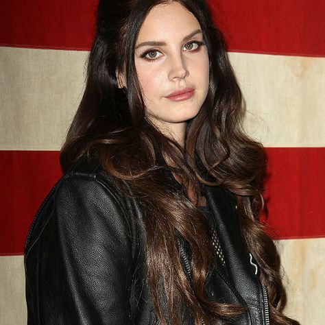 LANA DEL REY TRACKS LEAK ONLINE AHEAD OF ULTRA VIOLENCE ALBUM Sunkissed Hair Brunette, Uk Festival, Lana Del Rey Quotes, Lana Del Rey Love, Celebrity Style Icons, Summer Playlist, Celebrity Fashion Trends, Hair Trend, Celebrity Wallpapers