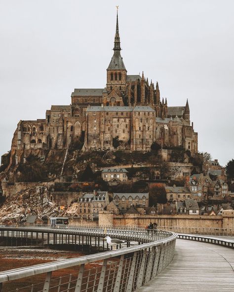 Mt St Michel, Mont Saint Michel France, London Dreams, Living Modern, Escape Reality, Mont Saint Michel, Saint Michel, City Landscape, Dream Holiday