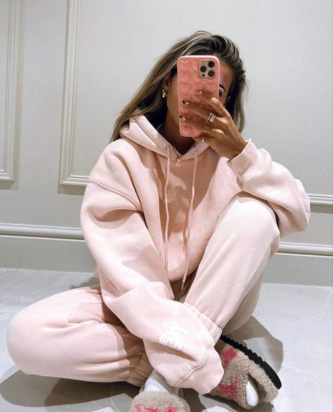 Light Pink Tracksuit, Model Outfits Photo Shoots, Pink Sweat Suit, Pink Sweatsuit, Pink Streetwear, Pink Tracksuit, Pink Passion, Anna Grace, Tracksuit Outfit