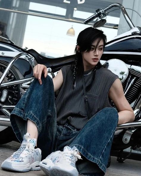 Tomboy Model Photography, Flat Chested Outfits Aesthetic Korean, Pretty Masculine Outfits, Tomboy Pose Reference, Tall Masculine Woman, Handsome Women Outfit, Womens Masculine Outfits, Hot Masc Outfits For Women, Masculine Poses For Women