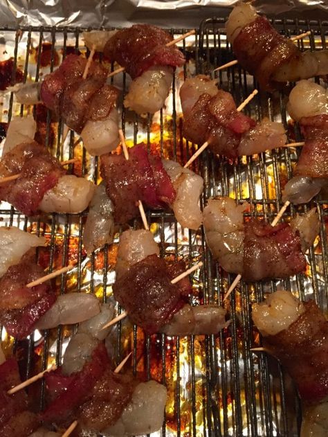 Looking for the perfect holiday party appetizer? Check out these delicious Brown Sugar Glazed Bacon Wrapped Shrimp. You will love these salty/sweet gems! Easy Bacon Wrapped Shrimp, Easy Holiday Party Appetizers, Bacon Wrap Shrimp Recipes, Shrimp Cooking, Sweet Bacon, Snack Dinner, Wrapped Shrimp, Holiday Party Appetizers, Bacon Wrapped Shrimp