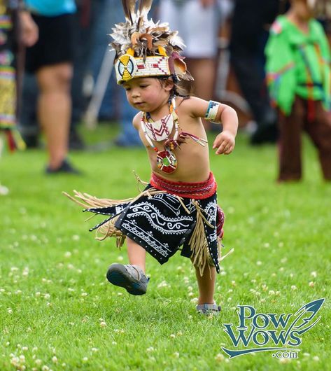 Smoke Dancing Tiny Tot - Seneca Veterans Pow Wow #smokedance #powwows #seneca Native Quotes, Native American Regalia, Native American Beadwork, Pow Wow, Native American Culture, Beauty Inside, American Culture, So Proud, Crafts Projects