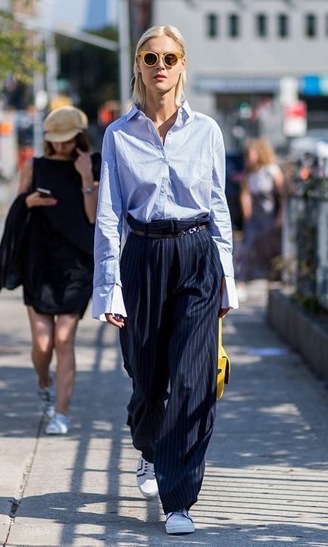 From ruffles to cropped pants, see which spring trends even our editors can't pull off. As much as we love fashion, some chic looks just aren't for us... Linda Tol, Pin Stripe, Women Street, Street Style Inspiration, 가을 패션, Cool Street Fashion, Pull Off, Fashion Today, Street Style Looks