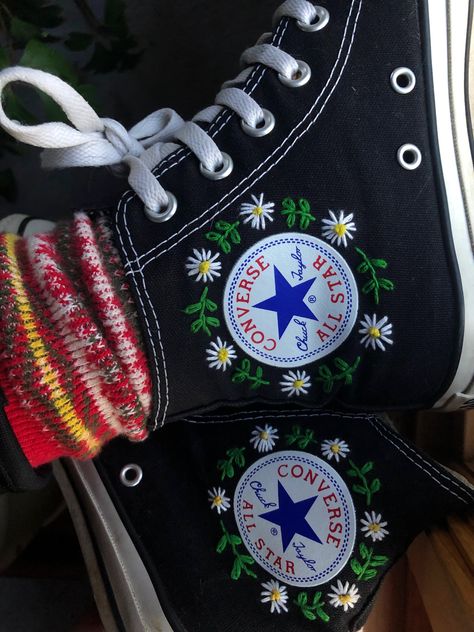 Converse Art, Converse Embroidery, Cool Converse, Embroidery Jeans Diy, Embroidered Converse, Daisy Embroidery, Instagram Cool, Custom Converse, Personalized Shoes