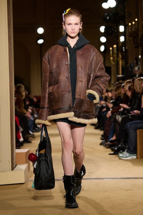 Coach Fall 2024 Ready-to-Wear Collection | Vogue Mustang Jacket, Trendy Fall Fashion, Coach Fashion, Fashion Trend Forecast, Runway Fashion Couture, Fashion Forecasting, Outfit Inspiration Fall, Autumn Outfit, Fall 2024