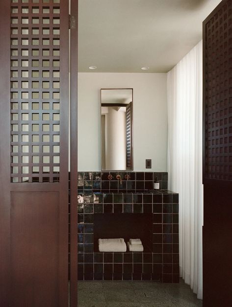 Warm Bathroom Design, Bathroom Design Brown, Glossy Tiles, Warm Bathroom, Mexico Hotels, Resort Design, Wood Cladding, Hotels Design, Home Decor Trends